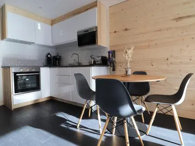 Cuisine ou kitchenette dans l'établissement Studio lumineux rénové avec balcon - Proche pistes - FR-1-502-443