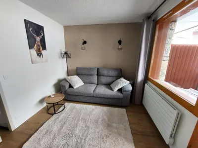 Coin salon dans l'établissement Résidence Beryl - Studio divisible renové · Coeur de station · Vue pistes · Parking offert MAE-5114