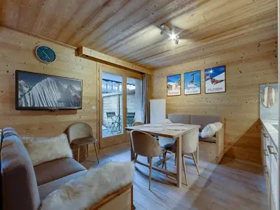 Coin salon dans l'établissement Appartement rénové au cœur de Val d'Isère - 1 chambre + coin montagne, balcon sud, parking inclus - FR-1-567-95
