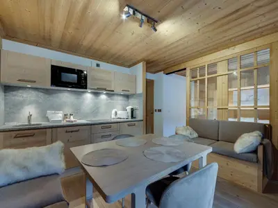 Cuisine ou kitchenette dans l'établissement Appartement rénové au cœur de Val d'Isère - 1 chambre + coin montagne, balcon sud, parking inclus - FR-1-567-95
