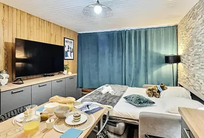 Télévision ou salle de divertissement dans l'établissement Résidence Les Hauts Lieux - Joli studio cabine 4 personnes à Tignes au pied des commerces et proche des pistes,avec vue imprenable sur le lac et le glacier MAE-2634
