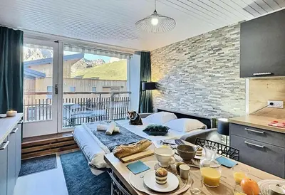 Cuisine ou kitchenette dans l'établissement Résidence Les Hauts Lieux - Joli studio cabine 4 personnes à Tignes au pied des commerces et proche des pistes,avec vue imprenable sur le lac et le glacier MAE-2634