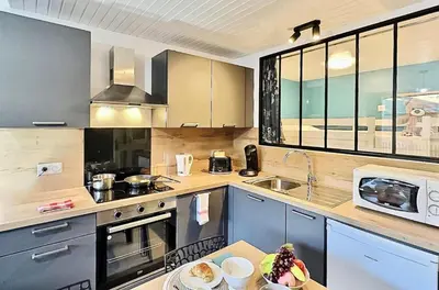 Cuisine ou kitchenette dans l'établissement Résidence Les Hauts Lieux - Joli studio cabine 4 personnes à Tignes au pied des commerces et proche des pistes,avec vue imprenable sur le lac et le glacier MAE-2634