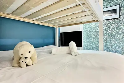 Un ou plusieurs lits dans un hébergement de l'établissement Résidence Les Hauts Lieux - Joli studio cabine 4 personnes à Tignes au pied des commerces et proche des pistes,avec vue imprenable sur le lac et le glacier MAE-2634