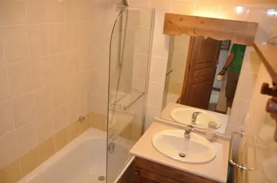 Salle de bains dans l'établissement Appartement cosy Peisey Les Arcs 6-8 pers - piscine sauna - en face des pistes