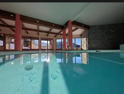 Piscine de l'établissement Appartement cosy Peisey Les Arcs 6-8 pers - piscine sauna - en face des pistes ou située à proximité