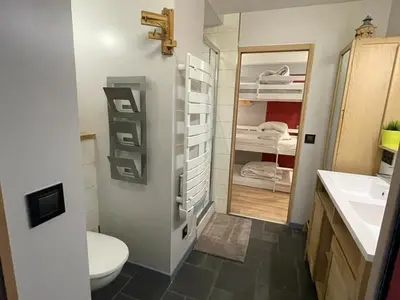 Salle de bains dans l'établissement Appartement rénové au centre Les Arcs 2000 avec balcon - FR-1-346-548