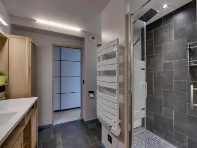 Salle de bains dans l'établissement Appartement rénové au centre Les Arcs 2000 avec balcon - FR-1-346-548