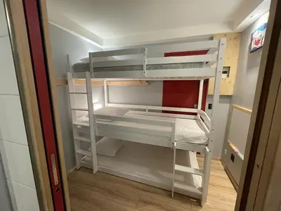 Un ou plusieurs lits superposés dans un hébergement de l'établissement Appartement rénové au centre Les Arcs 2000 avec balcon - FR-1-346-548