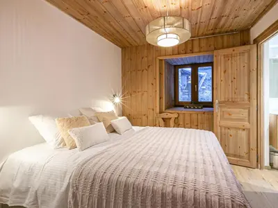 Un ou plusieurs lits dans un hébergement de l'établissement Élégant appartement rénové avec wifi au cœur du vieux Val-d'Isère, proche des pistes et commodités - FR-1-694-313