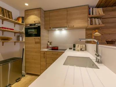 Cuisine ou kitchenette dans l'établissement Élégant appartement rénové avec wifi au cœur du vieux Val-d'Isère, proche des pistes et commodités - FR-1-694-313