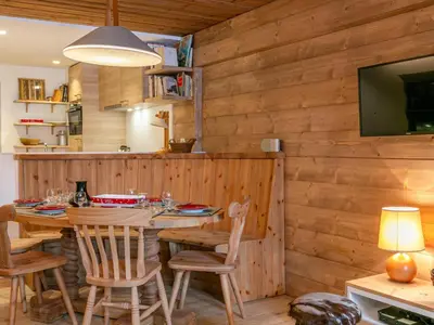Télévision ou salle de divertissement dans l'établissement Élégant appartement rénové avec wifi au cœur du vieux Val-d'Isère, proche des pistes et commodités - FR-1-694-313