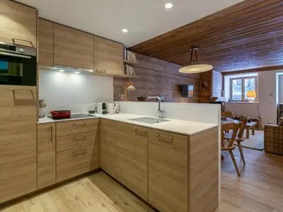 Cuisine ou kitchenette dans l'établissement Élégant appartement rénové avec wifi au cœur du vieux Val-d'Isère, proche des pistes et commodités - FR-1-694-313