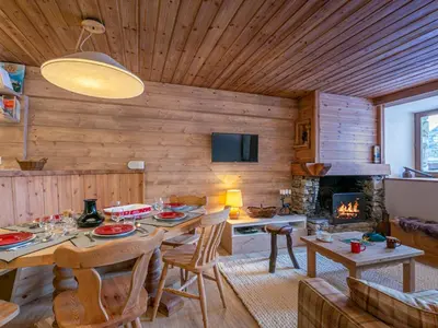 Télévision ou salle de divertissement dans l'établissement Élégant appartement rénové avec wifi au cœur du vieux Val-d'Isère, proche des pistes et commodités - FR-1-694-313