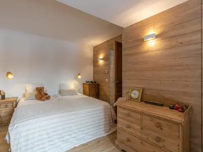 Un ou plusieurs lits dans un hébergement de l'établissement Élégant appartement rénové avec wifi au cœur du vieux Val-d'Isère, proche des pistes et commodités - FR-1-694-313