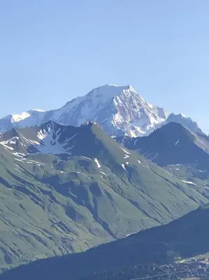 Vue générale sur la montagne ou vue sur la montagne depuis l'appartement