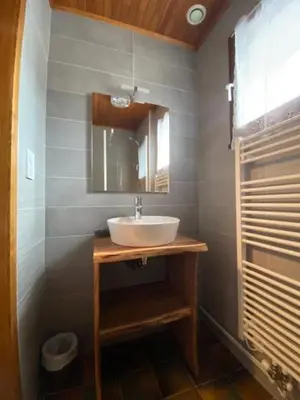 Salle de bains dans l'établissement Le Sablon