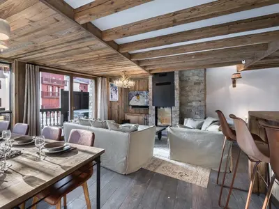 Coin salon dans l'établissement Magnifique appartement avec jacuzzi extérieur privé à Val d'Isère - FR-1-567-99