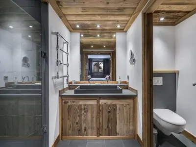 Salle de bains dans l'établissement Magnifique appartement avec jacuzzi extérieur privé à Val d'Isère - FR-1-567-99