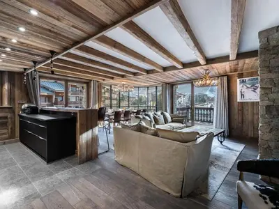 Coin salon dans l'établissement Magnifique appartement avec jacuzzi extérieur privé à Val d'Isère - FR-1-567-99