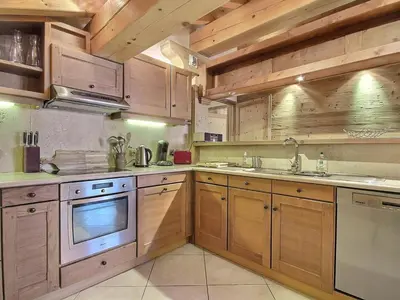 Cuisine ou kitchenette dans l'établissement Magnifique appartement 6 pers, prestations haut de gamme avec cheminée - FR-1-455-228
