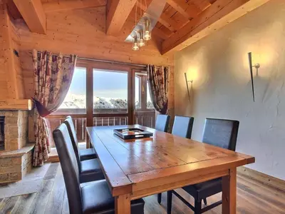 Coin salon dans l'établissement Magnifique appartement 6 pers, prestations haut de gamme avec cheminée - FR-1-455-228