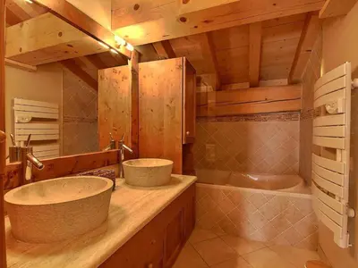 Salle de bains dans l'établissement Magnifique appartement 6 pers, prestations haut de gamme avec cheminée - FR-1-455-228