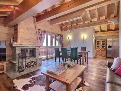 Coin salon dans l'établissement Magnifique appartement 6 pers, prestations haut de gamme avec cheminée - FR-1-455-228