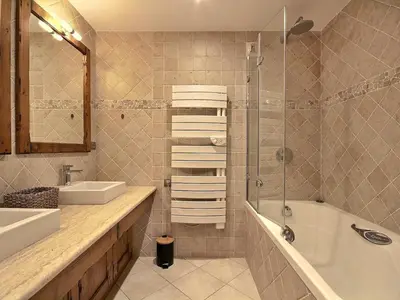 Salle de bains dans l'établissement Magnifique appartement 6 pers, prestations haut de gamme avec cheminée - FR-1-455-228