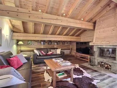 Coin salon dans l'établissement Magnifique appartement 6 pers, prestations haut de gamme avec cheminée - FR-1-455-228