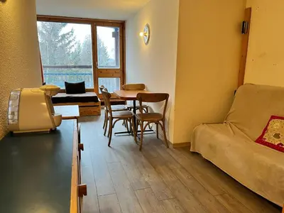 Coin salon dans l'établissement Studio rénové ski aux pieds avec balcon - FR-1-346-550