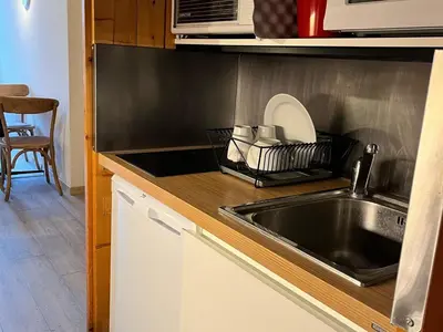 Cuisine ou kitchenette dans l'établissement Studio rénové ski aux pieds avec balcon - FR-1-346-550