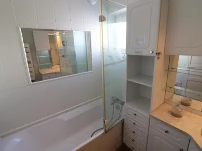 Salle de bains dans l'établissement Appartement spacieux 6 pers · Ski aux pieds · Balcon Sud · Wifi - FR-1-502-473