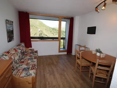 Télévision ou salle de divertissement dans l'établissement Studio lumineux proche des pistes avec balcon et animaux admis - FR-1-502-474