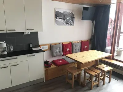 Cuisine ou kitchenette dans l'établissement Arcs 1800 Duplex rénové 5 pers au pied des pistes calme location à la semaine seulement
