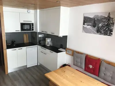 Cuisine ou kitchenette dans l'établissement Arcs 1800 Duplex rénové 5 pers au pied des pistes calme location à la semaine seulement