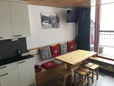 Cuisine ou kitchenette dans l'établissement Arcs 1800 Duplex rénové 5 pers au pied des pistes calme location à la semaine seulement