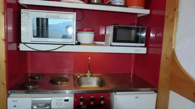 Cuisine ou kitchenette dans l'établissement Résidence Bequi-rouge - Appartement 2 pièces 5 personnes, avec une belle vue sur la vallée, au cœur de la station d’Arc 1800 dans le village des Villard MAE-1734