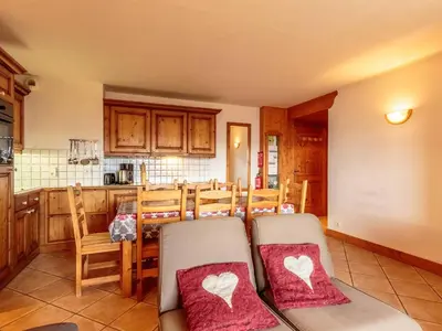 Cuisine ou kitchenette dans l'établissement Appartement ski-in/ski-out 4 chambres, 8 pers, parking couvert, WiFi - FR-1-352-82
