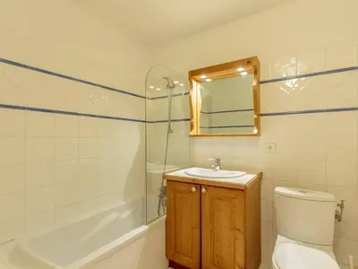 Salle de bains dans l'établissement Appartement ski-in/ski-out 4 chambres, 8 pers, parking couvert, WiFi - FR-1-352-82