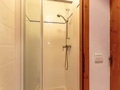 Salle de bains dans l'établissement Appartement ski-in/ski-out 4 chambres, 8 pers, parking couvert, WiFi - FR-1-352-82
