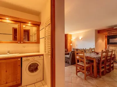 Cuisine ou kitchenette dans l'établissement Appartement ski-in/ski-out 4 chambres, 8 pers, parking couvert, WiFi - FR-1-352-82