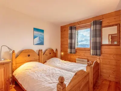 Un ou plusieurs lits dans un hébergement de l'établissement Appartement ski-in/ski-out 4 chambres, 8 pers, parking couvert, WiFi - FR-1-352-82