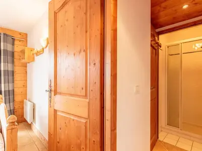 Salle de bains dans l'établissement Appartement ski-in/ski-out 4 chambres, 8 pers, parking couvert, WiFi - FR-1-352-82