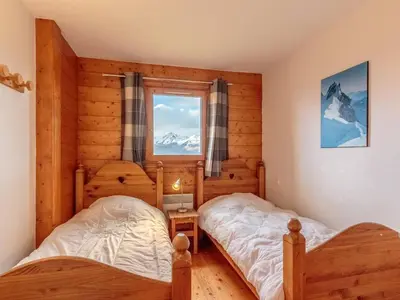 Un ou plusieurs lits dans un hébergement de l'établissement Appartement ski-in/ski-out 4 chambres, 8 pers, parking couvert, WiFi - FR-1-352-82