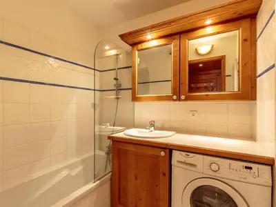 Salle de bains dans l'établissement Appartement ski-in/ski-out 4 chambres, 8 pers, parking couvert, WiFi - FR-1-352-82