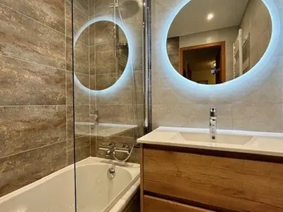 Salle de bains dans l'établissement Appartement ski aux pieds Val d'Isère, pour 4, balcon, animaux acceptés - FR-1-411-153