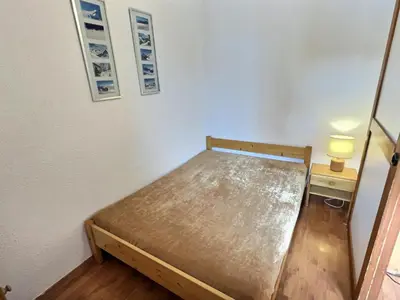 Un ou plusieurs lits dans un hébergement de l'établissement Appartement ski aux pieds Val d'Isère, pour 4, balcon, animaux acceptés - FR-1-411-153