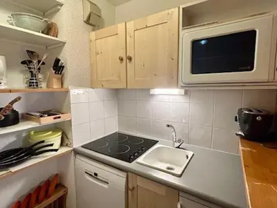 Cuisine ou kitchenette dans l'établissement Appartement ski aux pieds Val d'Isère, pour 4, balcon, animaux acceptés - FR-1-411-153