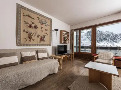 Télévision ou salle de divertissement dans l'établissement Appartement spacieux rénové Tignes, skis aux pieds, balcon, animaux OK - FR-1-502-475